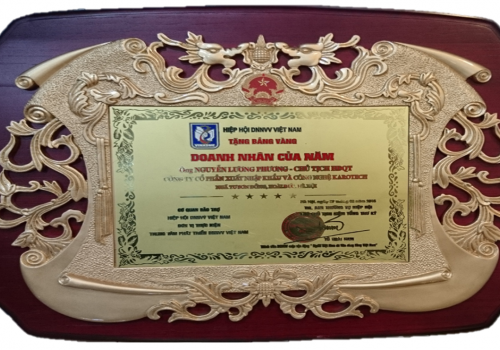 Ông Nguyễn Lương Phương được trao tặng Bảng vàng Doanh nhân của năm do Hiệp hội doanh nghiệp vừa và nhỏ trao tặng